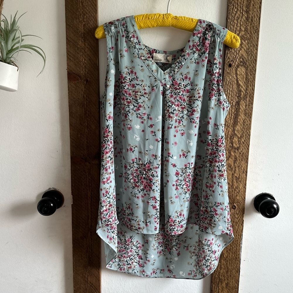 Everleigh Women’s Floral Flowy Sleeveless Blouse size small
Euc